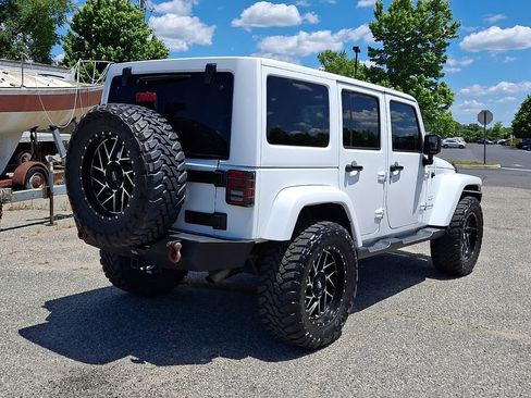 Used 2018 Jeep Wrangler Unlimited Sahara w/ Connectivity Group AWD/4WD image 11