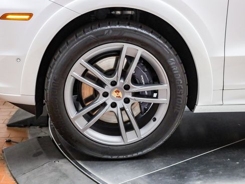 Used 2025 Porsche Cayenne image 10