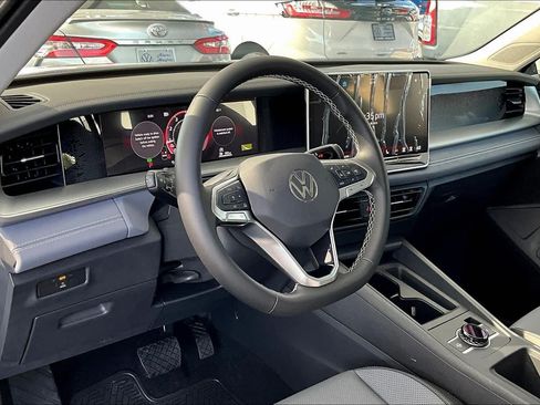 New 2026 Volkswagen Tiguan SE FWD image 8
