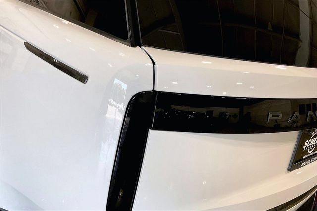 Used 2025 Land Rover Range Rover Long Wheelbase SE AWD/4WD image 32