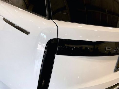 Used 2025 Land Rover Range Rover Long Wheelbase SE AWD/4WD image 32