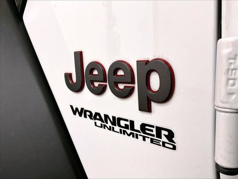 Used 2022 Jeep Wrangler Unlimited Rubicon w/ Cold Weather Group AWD/4WD image 13