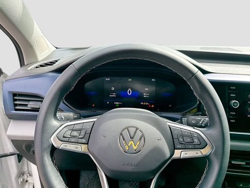 Used 2023 Volkswagen Taos SE w/ Panoramic Sunroof Package FWD image 10