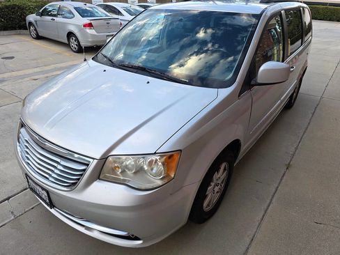 Used 2011 Chrysler Town & Country Touring image 3
