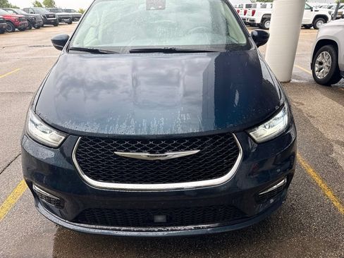 Used 2023 Chrysler Pacifica Touring-L FWD image 2