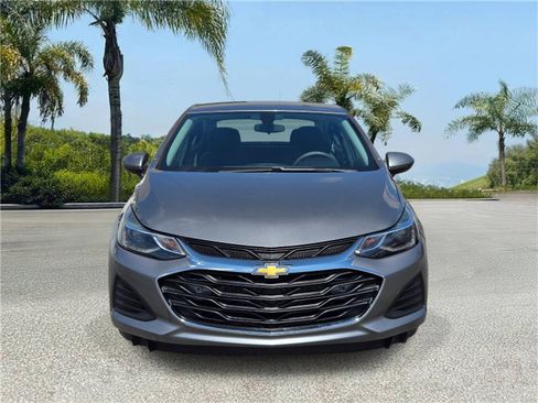 Used 2019 Chevrolet Cruze LT w/ Convenience Package FWD image 3