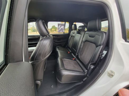 Used 2024 Jeep Grand Cherokee Altitude image 13