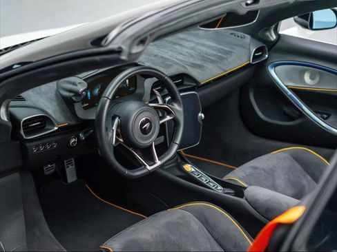 Used 2025 McLaren Artura Spider image 11