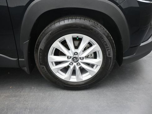 Used 2025 Toyota Corolla Cross LE image 21