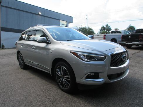 Used 2017 INFINITI QX60 Luxe w/ Deluxe Technology Package AWD/4WD image 3