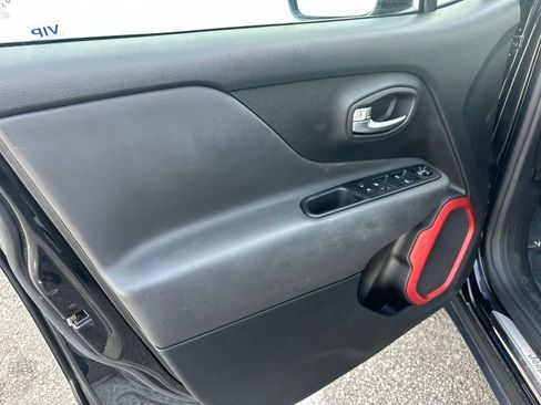 Used 2022 Jeep Renegade Trailhawk AWD/4WD image 13