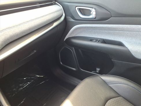 Used 2024 Jeep Compass Latitude AWD/4WD image 23
