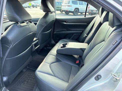 Used 2019 Toyota Camry SE w/ Convenience Package FWD image 9