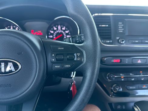 Used 2017 Kia Sedona L FWD image 19