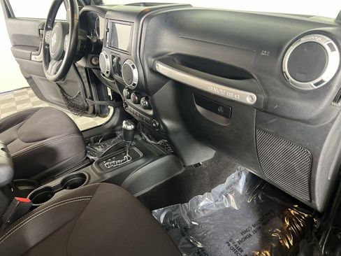 Used 2014 Jeep Wrangler Unlimited Sahara w/ Dual Top Group AWD/4WD image 23
