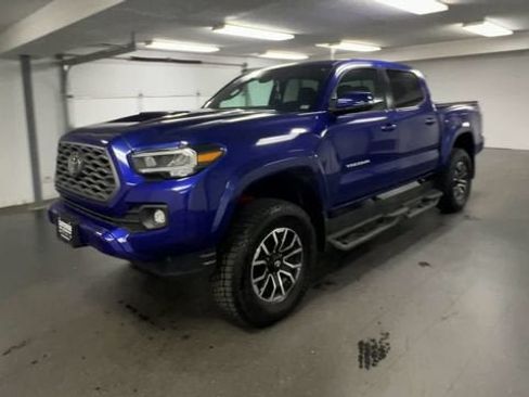Used 2022 Toyota Tacoma TRD Sport w/ TRD Premium Sport Package AWD/4WD image 4