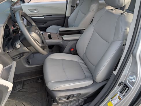 Used 2023 Toyota Sienna XLE image 17