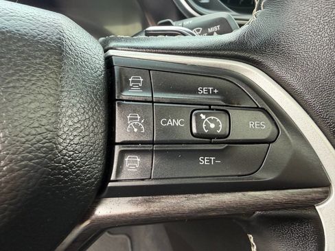 Used 2022 Jeep Grand Cherokee Limited image 31