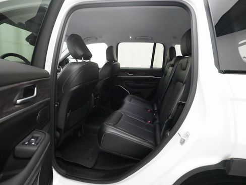 Used 2023 Jeep Grand Cherokee Limited w/ Black Appearance Package image 16