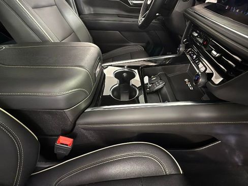 Used 2025 Chevrolet Suburban Premier image 34