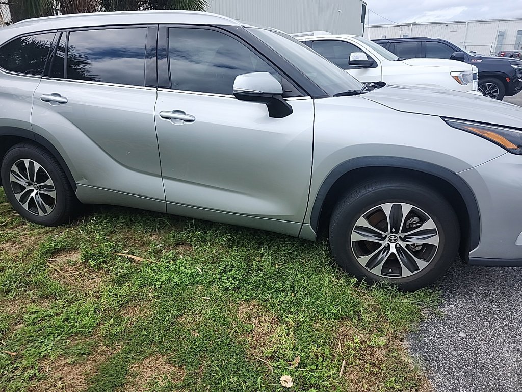 Used 2022 Toyota Highlander XLE FWD image 3