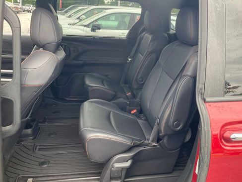 Used 2022 Toyota Sienna XSE FWD image 9