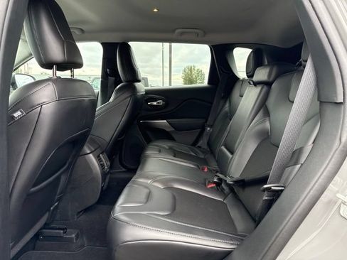 Used 2021 Jeep Cherokee Latitude Plus AWD/4WD image 16