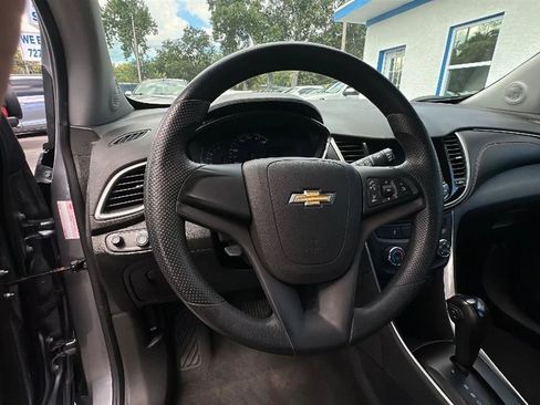 Used 2020 Chevrolet Trax LS FWD image 40