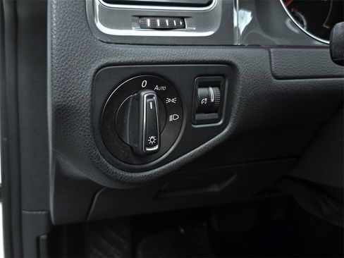 Used 2016 Volkswagen e-Golf SEL Premium w/ Driver Assistance Package image 17