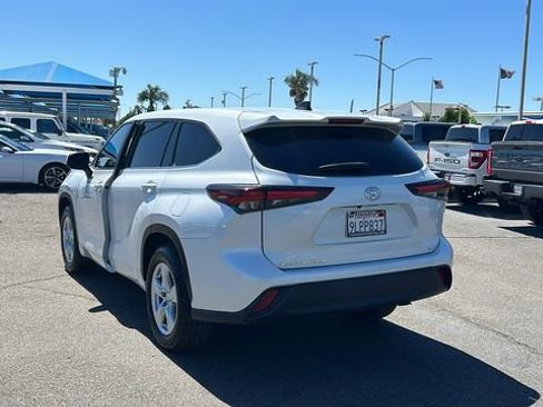 Used 2024 Toyota Highlander LE FWD image 5