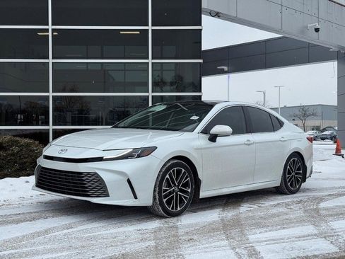 Used 2025 Toyota Camry XLE w/ Premium Package image 8