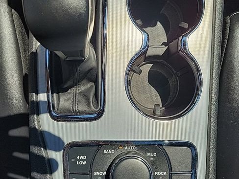 Used 2018 Jeep Grand Cherokee Limited AWD/4WD image 10