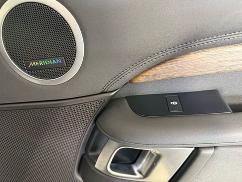 Certified 2017 Land Rover Discovery HSE image 35