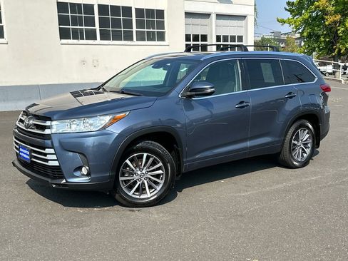 Used 2017 Toyota Highlander XLE AWD/4WD image 1