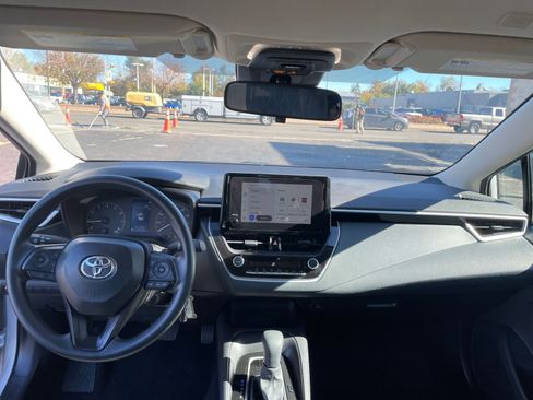 Used 2025 Toyota Corolla LE image 33