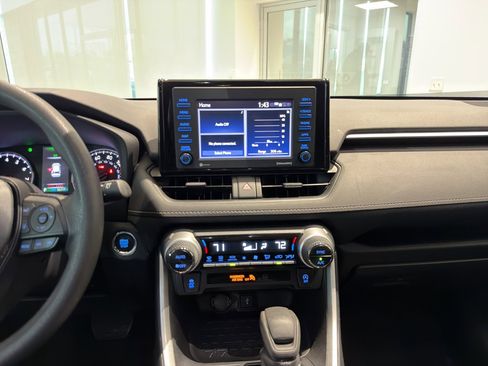 Used 2022 Toyota RAV4 XLE image 17