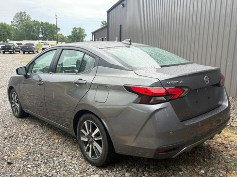 Used 2021 Nissan Versa SV FWD image 3