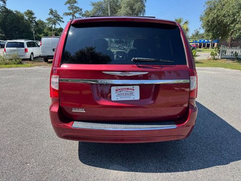 Used 2013 Chrysler Town & Country Touring-L w/ Entertainment Group #2 FWD image 6