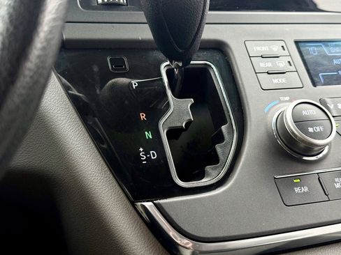 Used 2015 Toyota Sienna LE FWD image 26