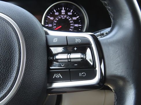 Used 2022 Kia Carnival LX FWD image 22