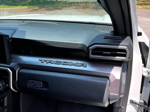 Used 2025 Toyota Tacoma SR5 AWD/4WD image 22