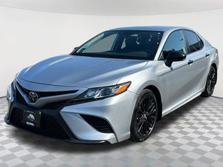 Used 2020 Toyota Camry SE image 1