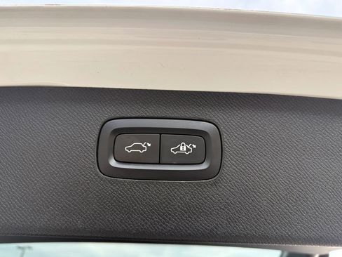 Used 2018 Volvo XC90 T6 Momentum w/ Convenience Package AWD/4WD image 15