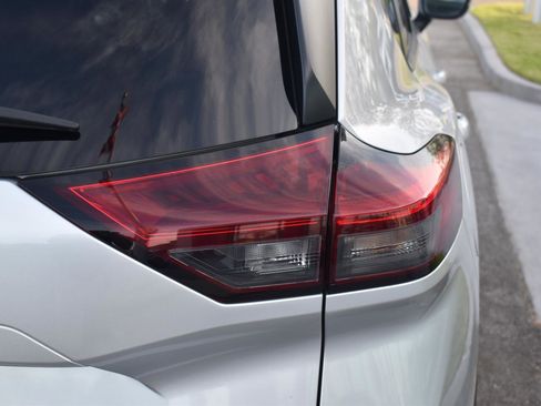 Used 2024 Nissan Rogue SV image 10