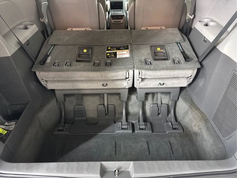 Used 2018 Toyota Sienna XLE w/ XLE Navigation Package AWD/4WD image 16