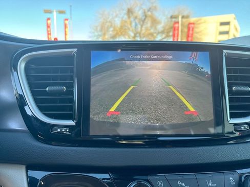 Used 2023 Chrysler Pacifica Touring-L image 28