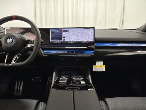 Used 2025 BMW i5 M60 w/ Premium Package image 9