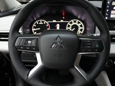 New 2025 Mitsubishi Outlander SE image 8