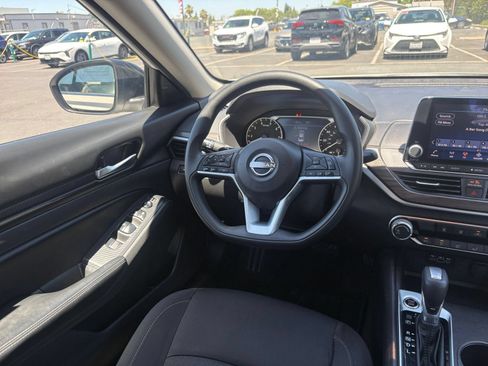 Used 2025 Nissan Altima 2.5 SV FWD image 34