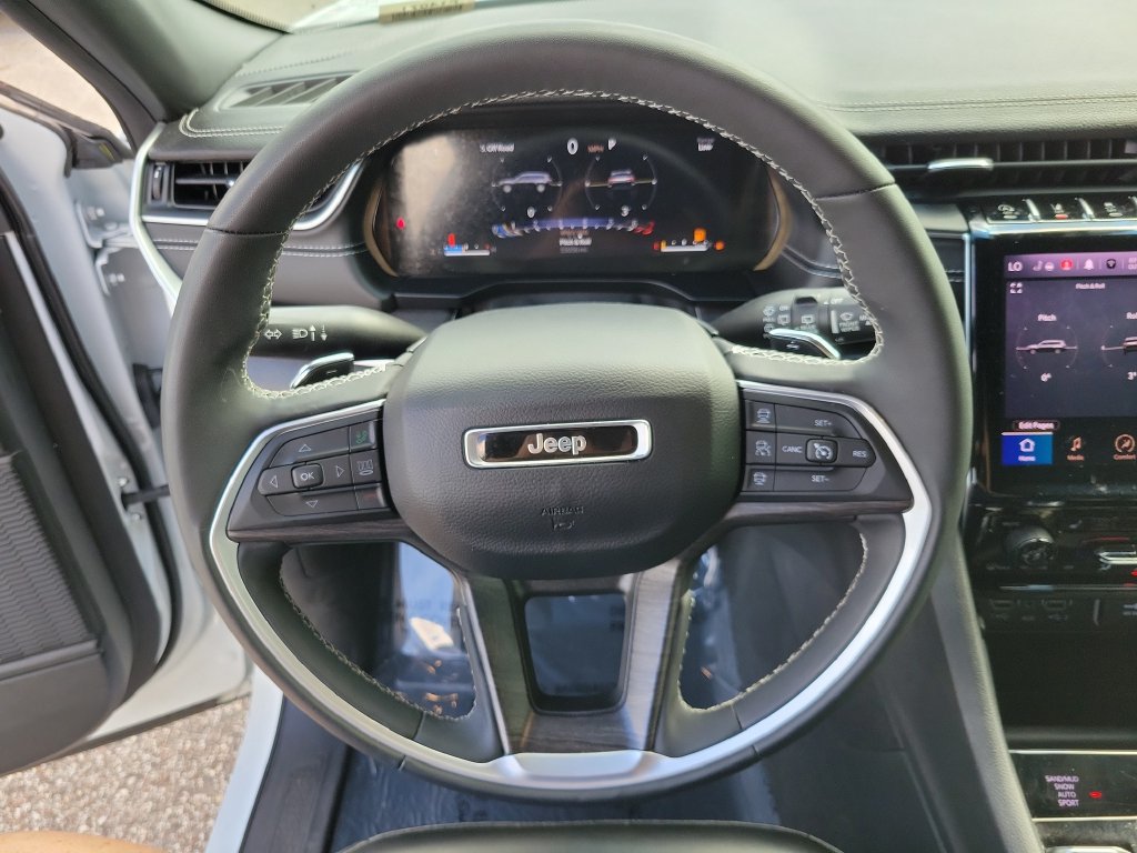 Used 2024 Jeep Grand Cherokee L Limited w/ Black Appearance Package AWD/4WD image 19